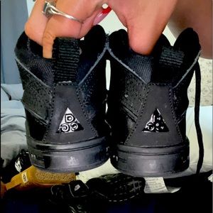 ACG BABY BOY BOOTS WORN ONCE. SIZE 5.